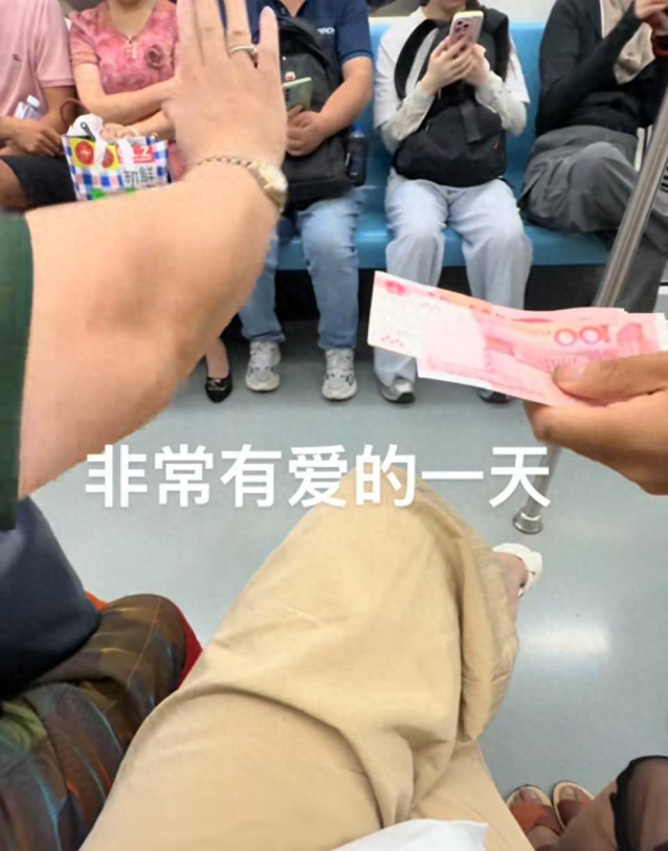 上海地铁上，70岁霸气阿姨突然掏出一沓现金硬塞给陌生人：“奶奶70多岁了，看不得