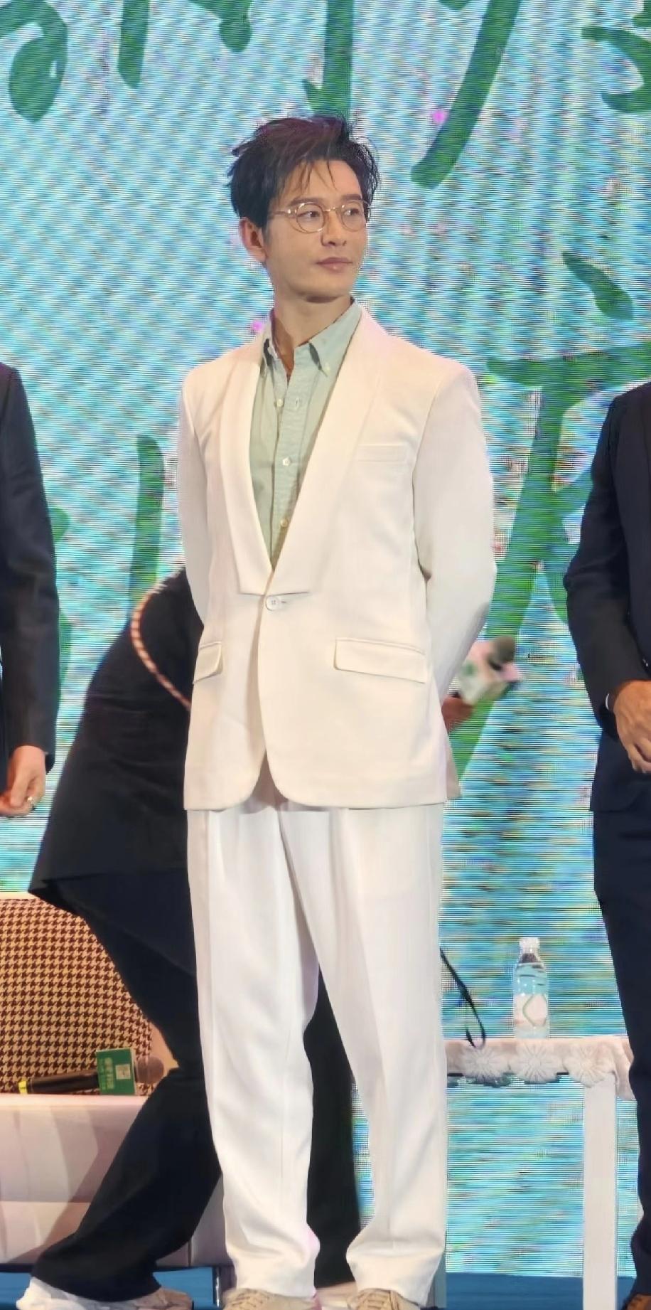 晓明哥暴露身高了，一看就不到一米八，腿不比上身长很难达到这个高度[呲牙笑]