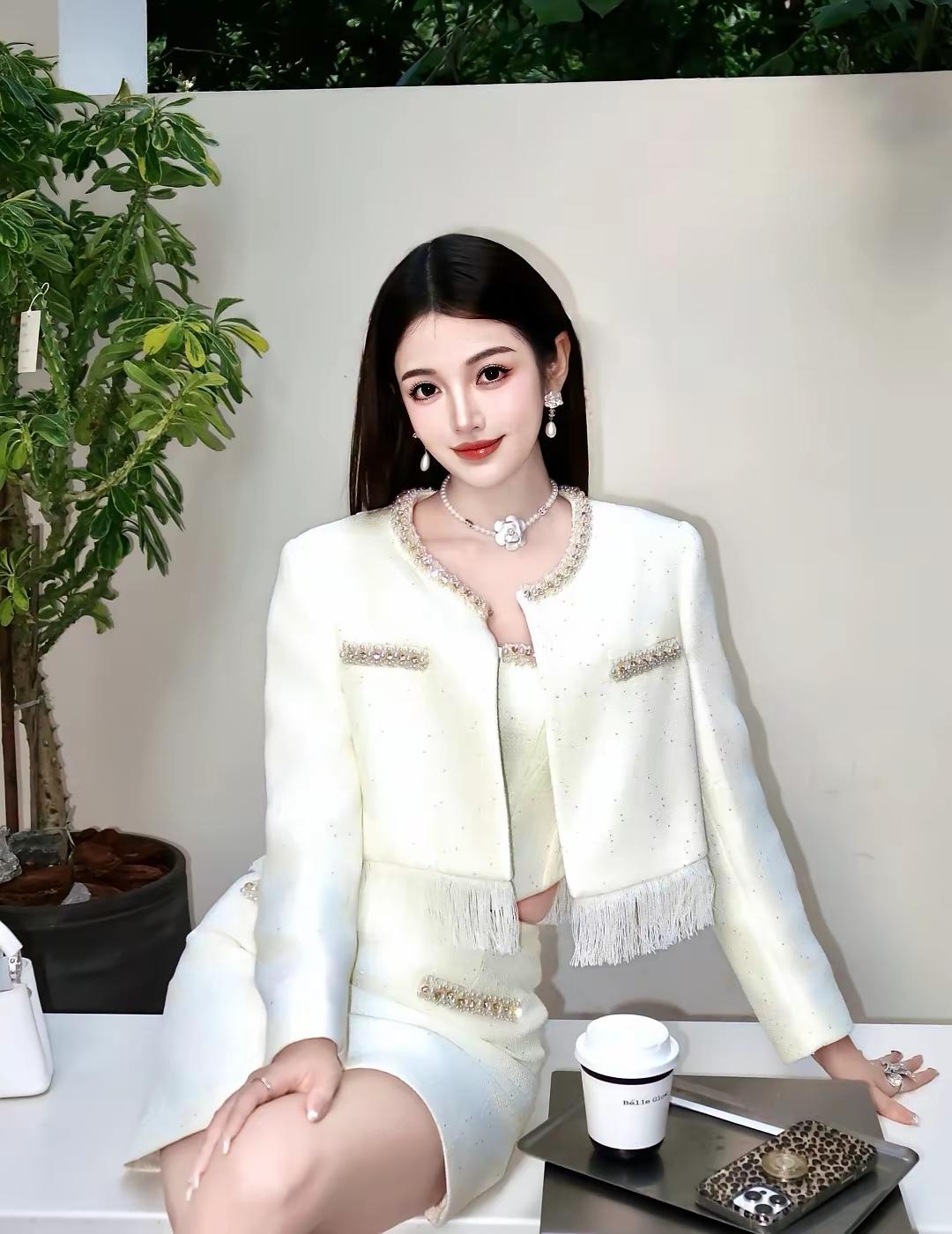 指尖芳华，光阴刹那，磋砣，喧嚣，最容易让人沉醉。以为一指千年，繁华依旧，殊不知，