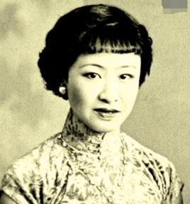1955年，章士钊在北京菜市场闲逛，看到一卖卷烟的妇女，大吃一惊，连夜给毛主席写