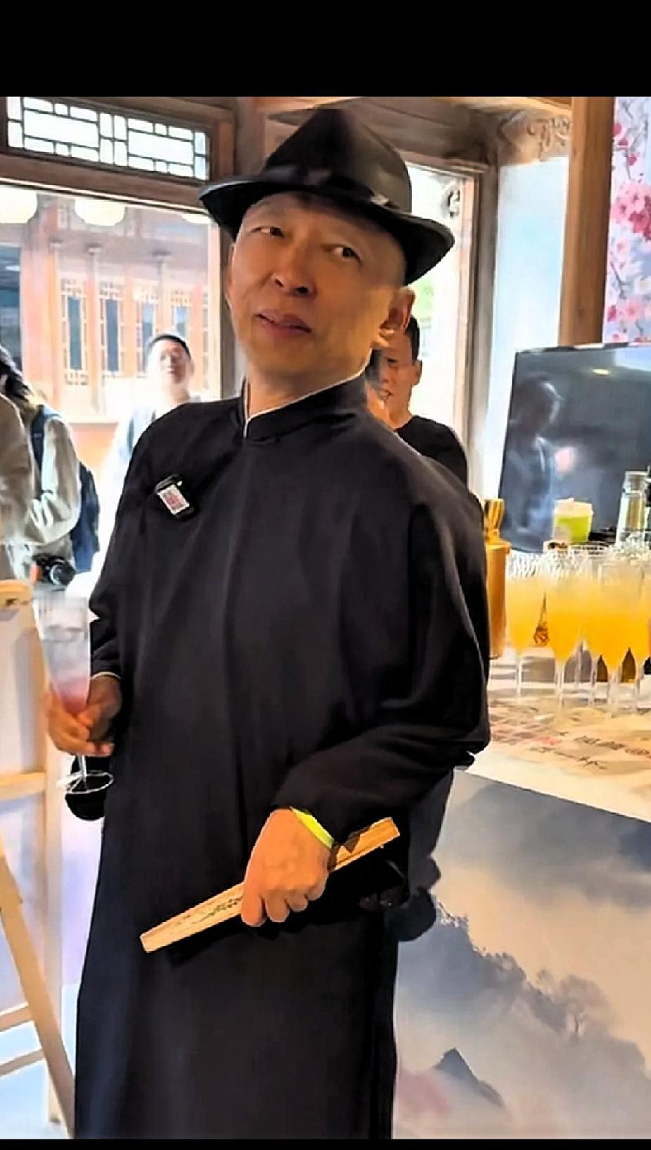 看他的表情就知道酒不错！这几张照是张朝阳现身某景区品酒时的一幕，看老张的面部表