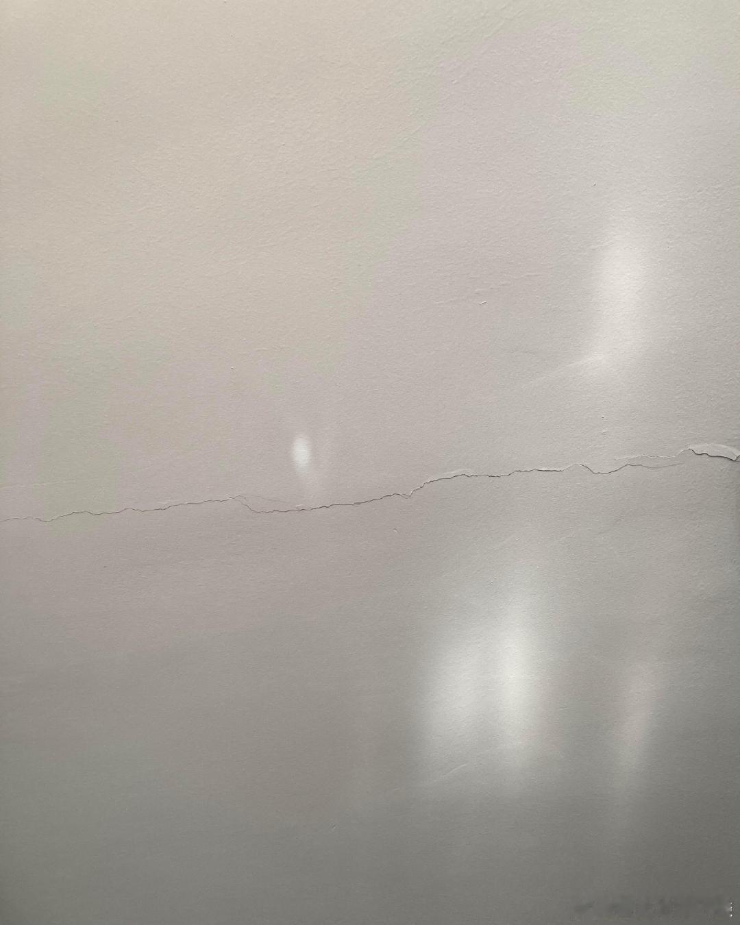 楼上跳绳导致楼体裂开。