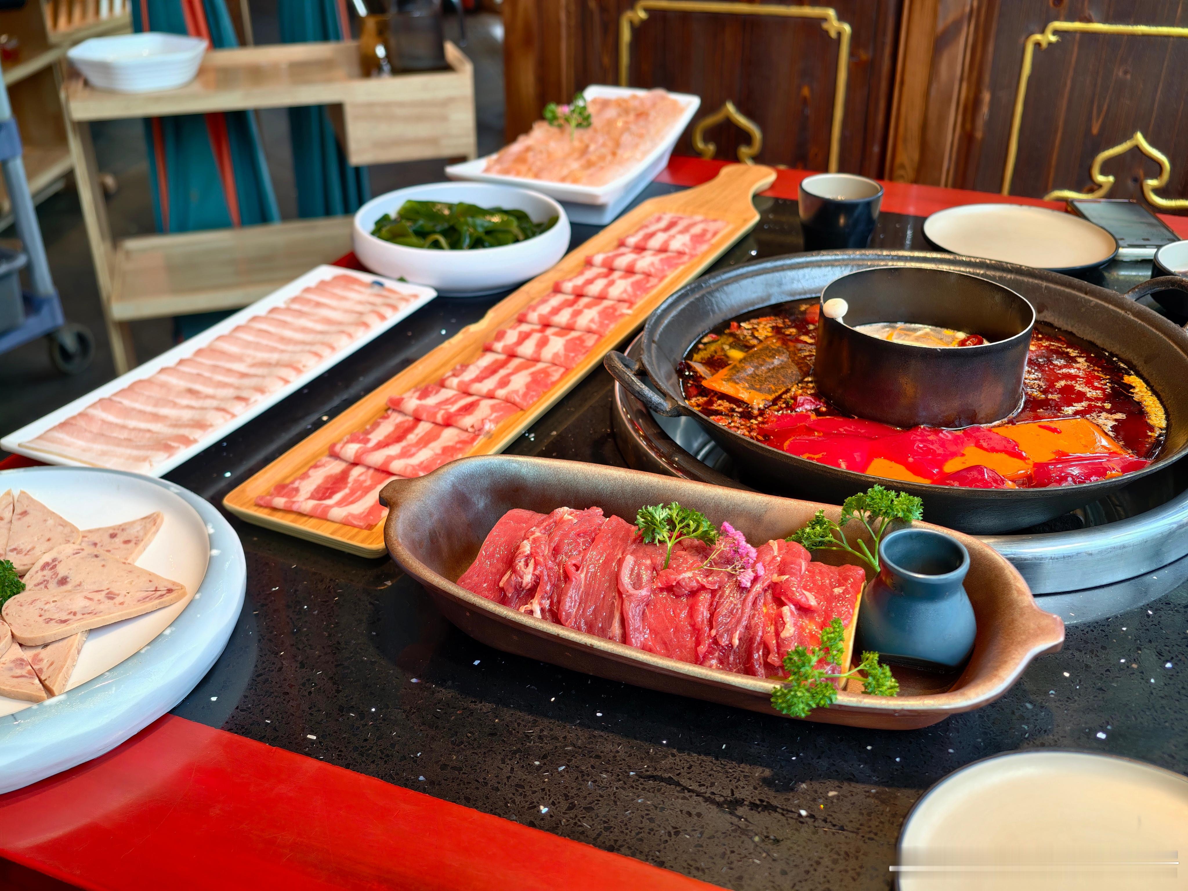 昨天睡醒的时候，我是不确定今天会在哪个城市中转的。来都来了，吃个火锅，继续飞倨能