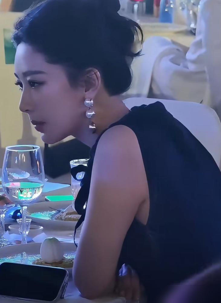 6月25日的白玉兰晚宴上，杨紫一个不经意的举动，彻底撕开了内娱名利场的真相。