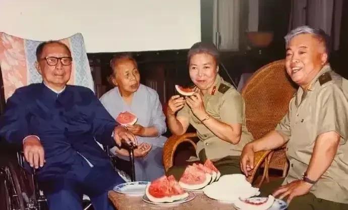 上世纪八十年代的某个夏天，两名军人应邀到聂荣臻家中做客，画面中坐在右边穿军装的这
