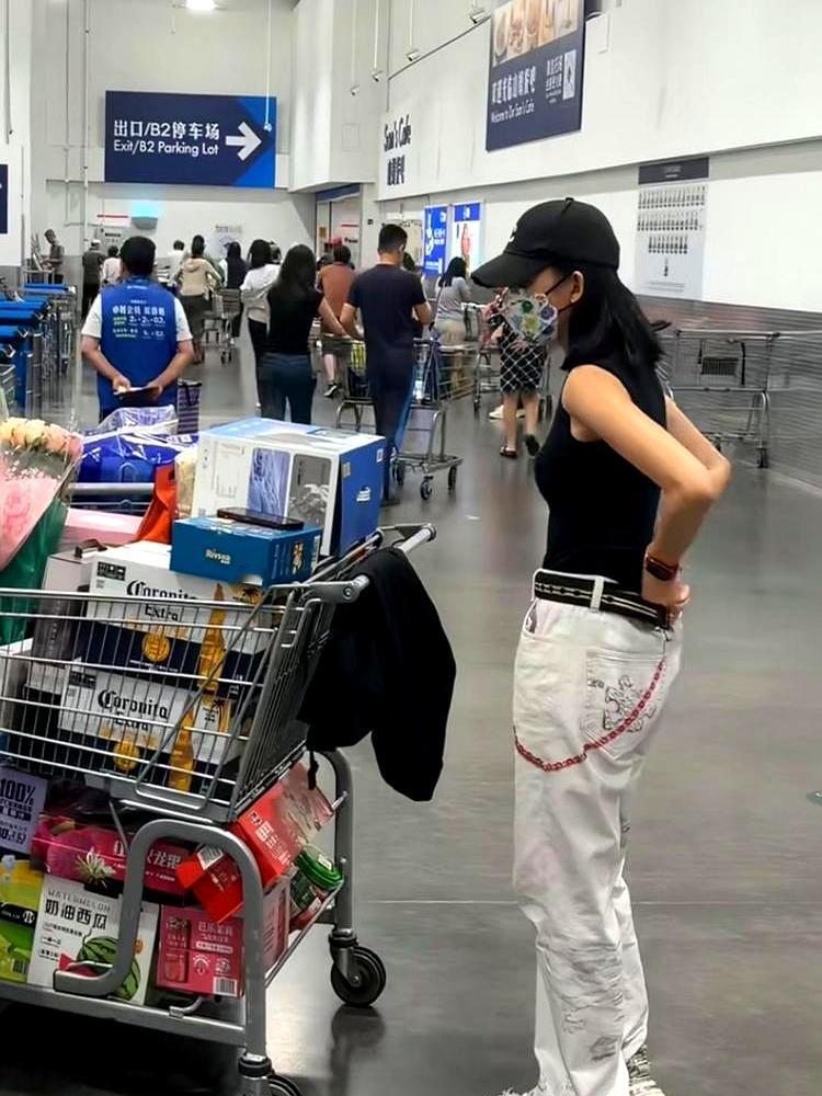 53岁的TVB视后蔡少芬，不是在走红毯，而是推着购物车为家人扫货！珠海山