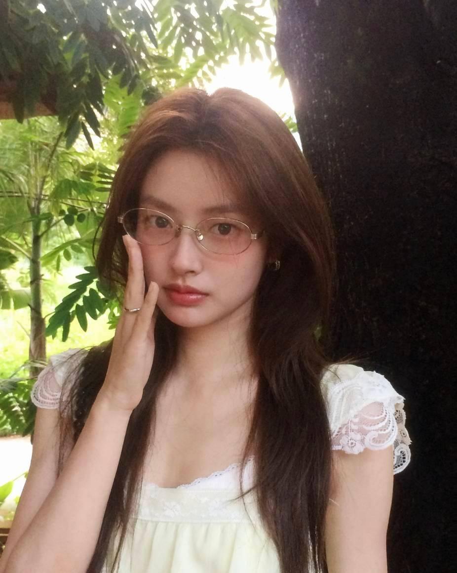徐若晗穿白色蕾丝飞袖上衣清甜软萌少女感十足​​​