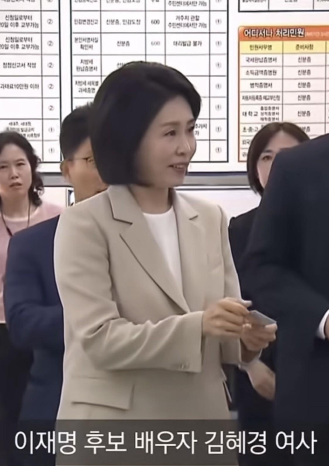 新鲜出炉的韩国第一夫人金惠景看起来好面善啊，典型的贤妻良母[赞][赞]也更有