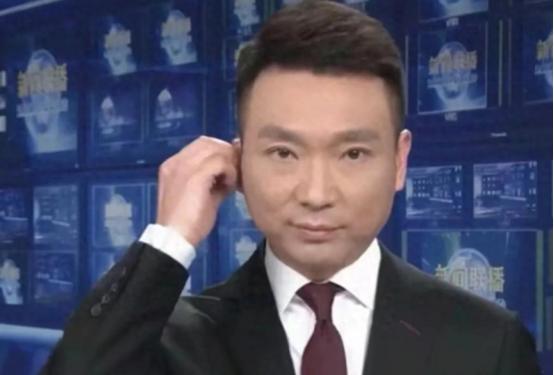 2020年，康辉在《新闻联播》直播时，突然用了2秒钟去调整耳机，没曾想，就是这个