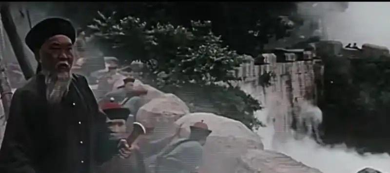 战场的真实情况是:英国船的射程，并没有比虎门炮台射程更远。问题出在虎门炮