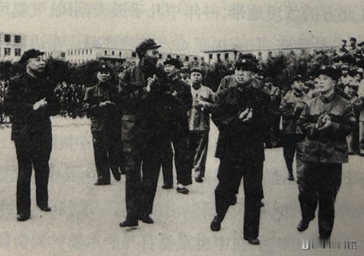 1963年，在北京解放军政治学院，照片中从左至右分别是：萧华（时任解放军总政治部