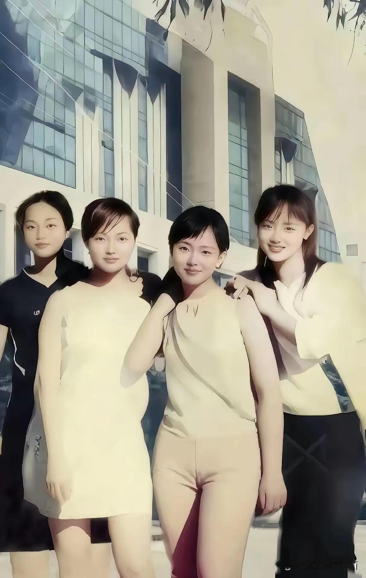 90年代的美女们，没有华丽的服饰，也没有浓妆艳抹的，就这样干干净净的，看起来却是