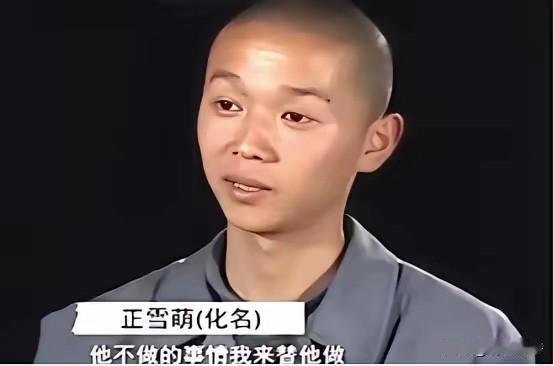 “荒唐至极！”2010年，男孩放学回家，撞见母亲依偎在村霸怀中，而父亲则蹲在一旁