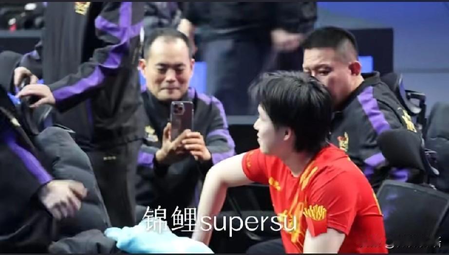 魏桥的叔又在拍楚钦了，看他笑的多开心。恭喜山东魏桥再次夺得男团冠军，王楚钦在那