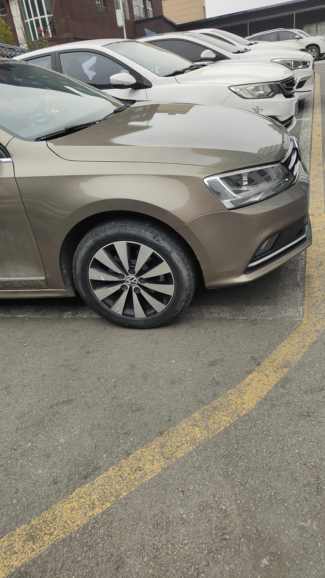 大众的机盖缝隙很小日产轩逸机盖缝隙很大可以从细节看出来日产迟早要退出中国市