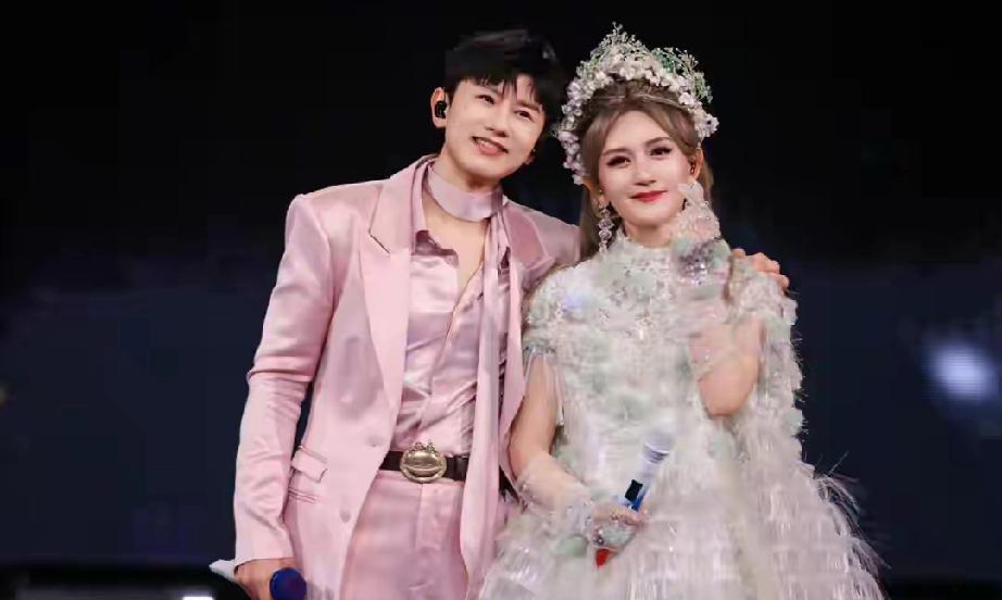 张杰谢娜全家看女儿六一演出，双胞胎坐姿反差萌太好认六一演出现场，