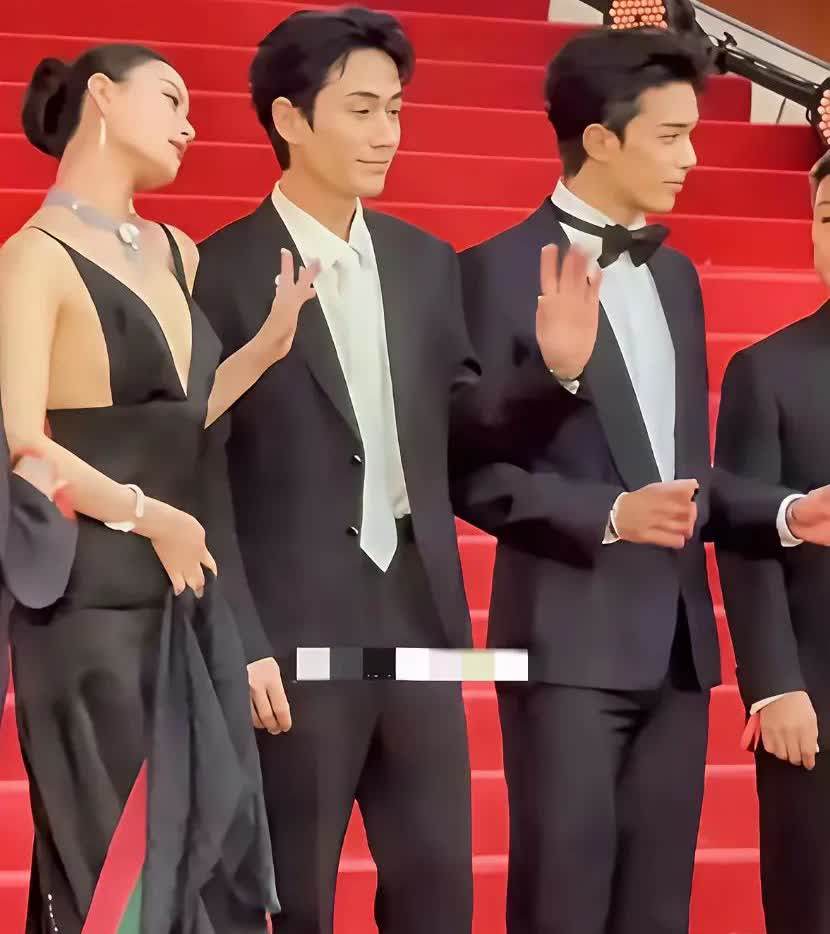 走红毯看人品倪妮这样是不是特别讨厌啊为了多点流量也是拼了[无奈吐舌]