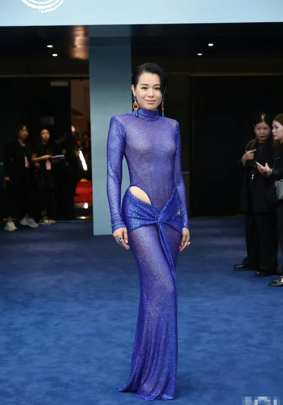 呵，胡杏儿穿的是什么呀？整体看，很性感，很时尚，很苗条，很漂亮，很迷人！但经