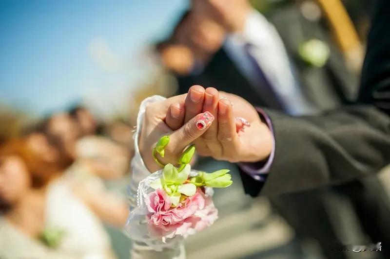 陕西柞水这起“伴郎撬走新娘”的重婚案，真让人惊掉下巴！2019年何女士和程先生