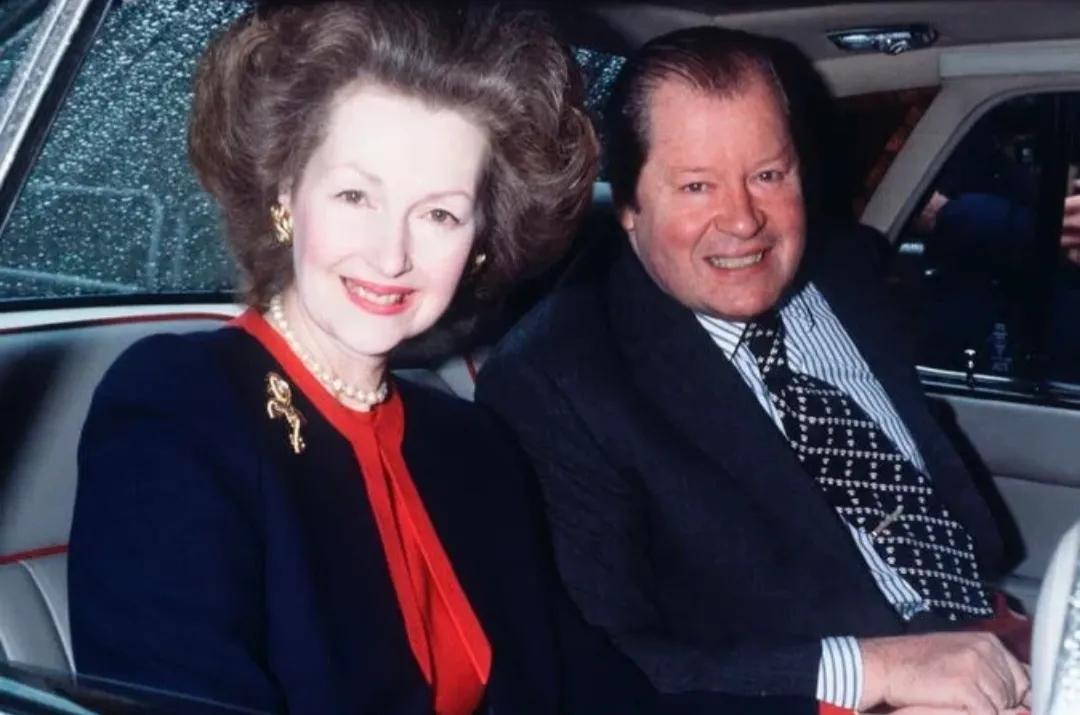 绝望的戴安娜王妃，遭到了家人背叛，这才是悲剧的根源。戴安娜王妃离婚后，弟弟斯宾