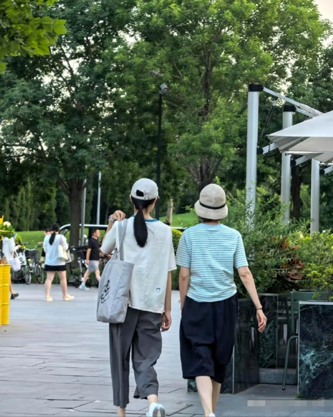 袁泉和夏雨的女儿最让夏雨骄傲的不是1米7的身高，而是她那双卡姿兰大眼睛，随了