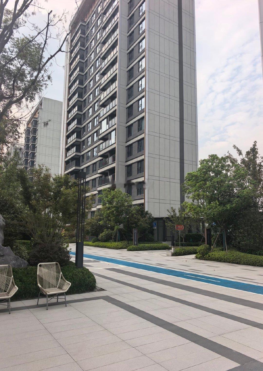 上海青浦中交凤起虹桥交房后清退2房260万[笑着哭]这套是2楼，建筑面积74平的精装2房。小区周边的