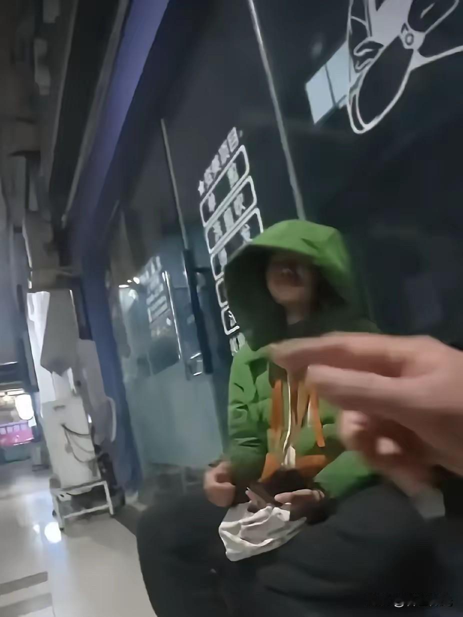 凌晨两点，男子收摊回家，看见路边长椅上坐着个小姑娘，抱着行李发呆。他过去一问，1