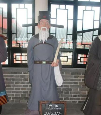 1562年，严嵩倒台的前一夜，他正颤抖着写乞归奏折，而徐阶对儿子演了一出戏："混