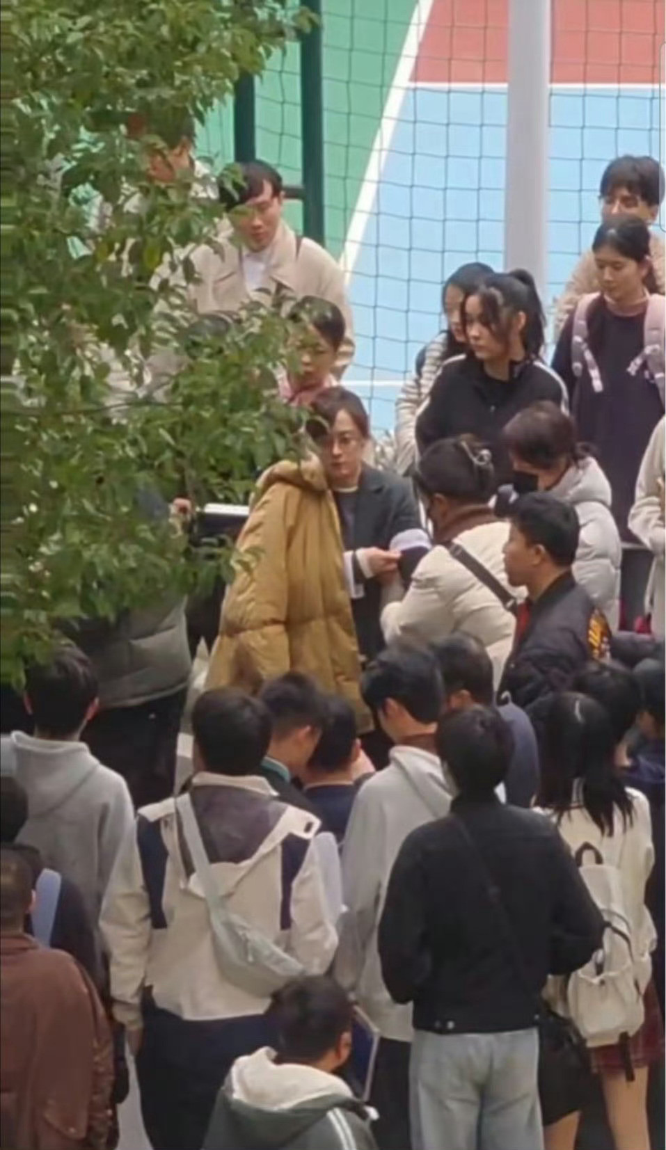 孙俪一件羽绒服穿15年近日孙俪拍摄新戏《执迷》的路透中，一件羽绒服引发热议——这