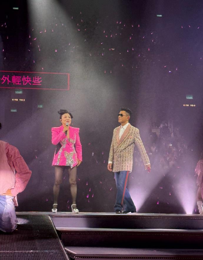 最近汪明荃现身古天乐的演唱会，两位都搭配的很时尚，看上去很有姐弟范儿。汪明荃