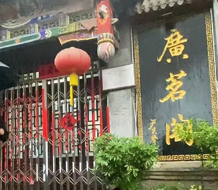 听云轩广茗阁被锁门，被迫停业，纯属咎由自取。前面，人家赵立同，房东，面子里子都