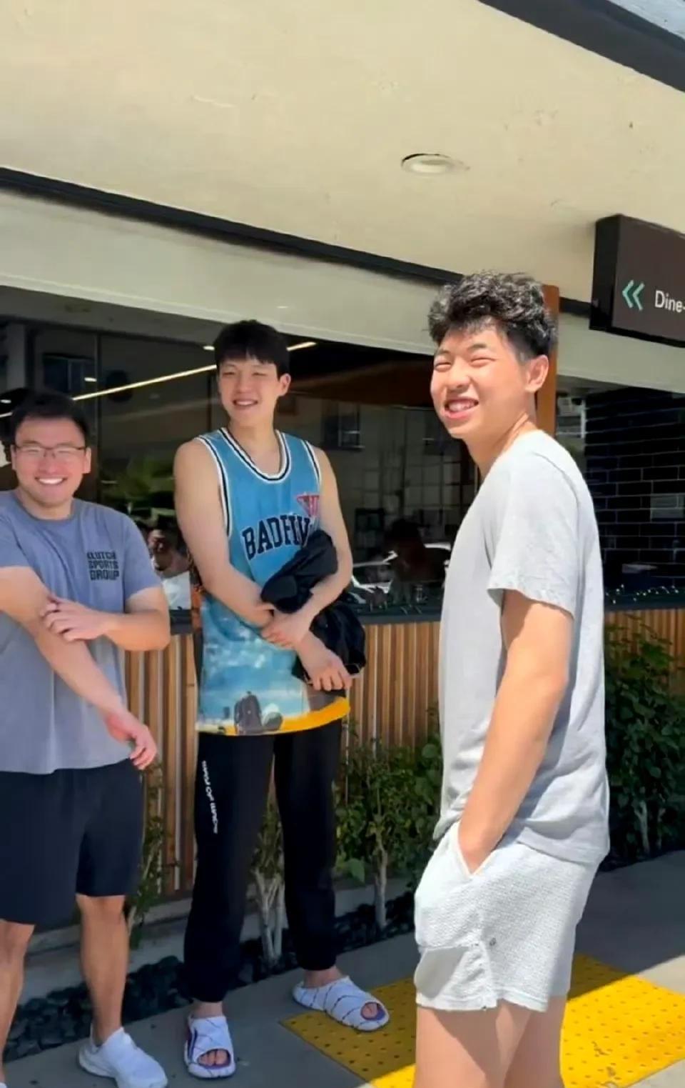 “老乡见老乡，两眼泪…额…两眼笑眯眯”，杨瀚森在洛杉矶偶遇崔永熙。目前杨瀚森在