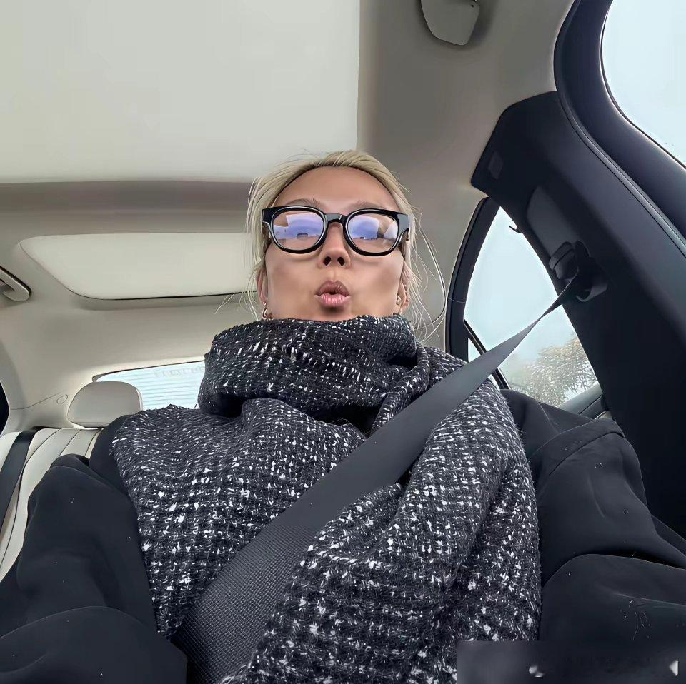 何洁官宣520办婚礼，整个人瘦到脱相。喜事是喜事，可背后那根弦，她已经绷了好几