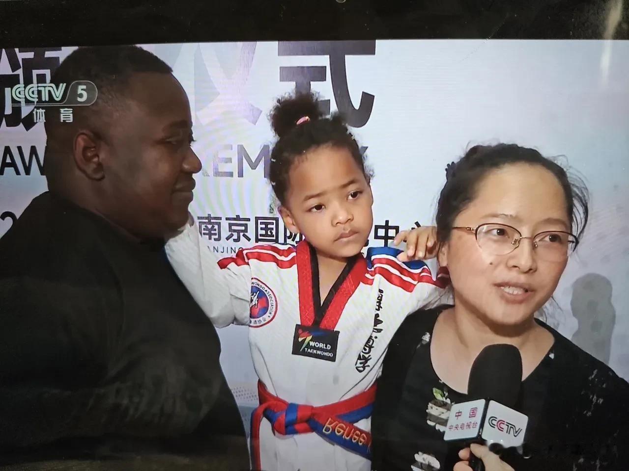 这位参加跆拳道的5岁小女孩，母亲是中国人，父亲是刚果金人士。两人是在美国认识的