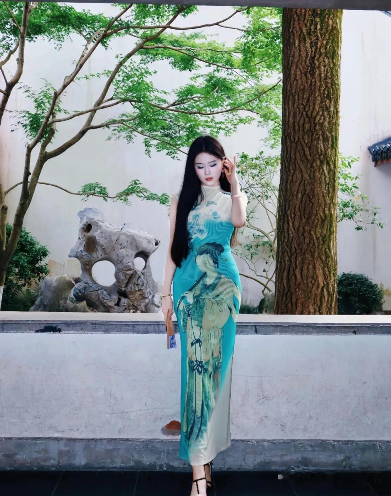 春日生活打卡季优雅古风旗袍少女，园区栏旁倚树而立，轻抚发丝，古典韵味十足！