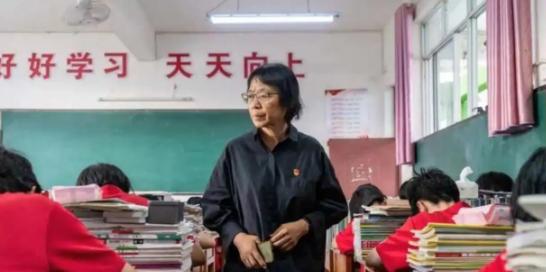 昔日那个被张桂梅拼命拉住不许退学去换彩礼的穷苦女孩刘琪美，如今身穿白大褂站在县医