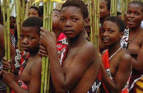 非洲有一个特别奇葩的部落，在这里未婚女子不能穿上衣，只穿短裙，这里的男人，居然需