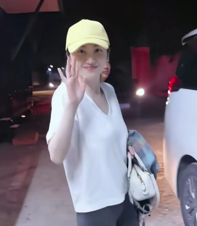 景甜深夜现身状态引热议瘦到“下垂”显老态，少女感彻底消失了？景甜最近的状态真