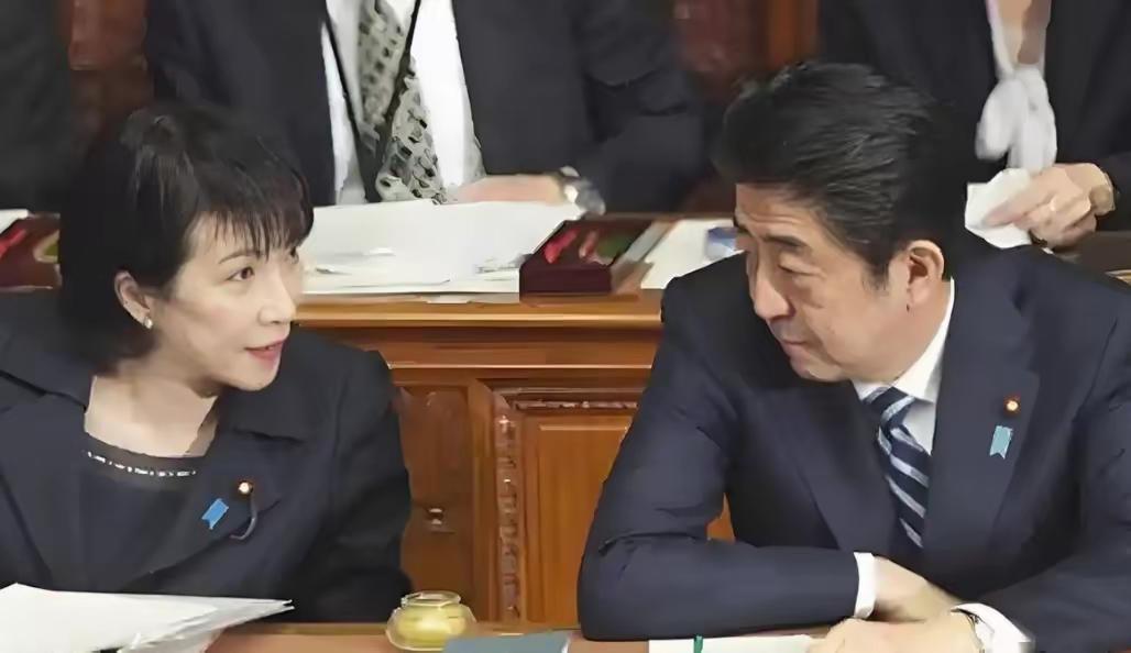 高市早苗和安倍晋三的合影，看得出来她挺欣赏他的。她看他时一点也不面目狰狞，还一脸