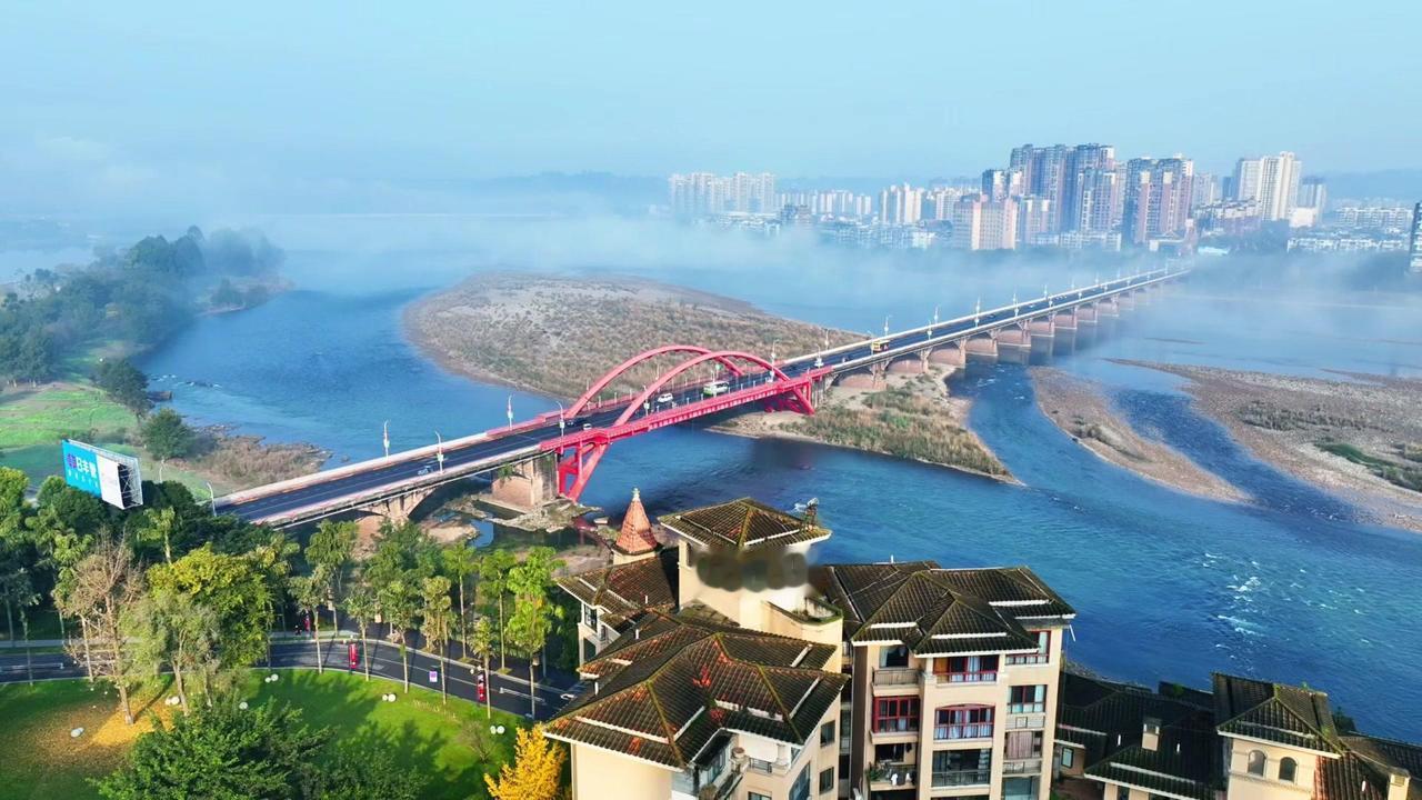 清晨被无人机镜头下的平流雾惊艳到了！薄雾像轻纱笼罩着整个山谷，远处的房屋和树木