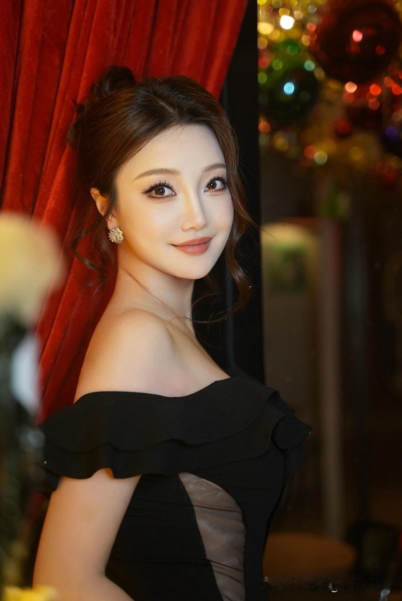 雪中美人倚，圣诞意蕴浓。女生怎么穿搭会看上去很优雅好服装搭配美女会心动吗？街