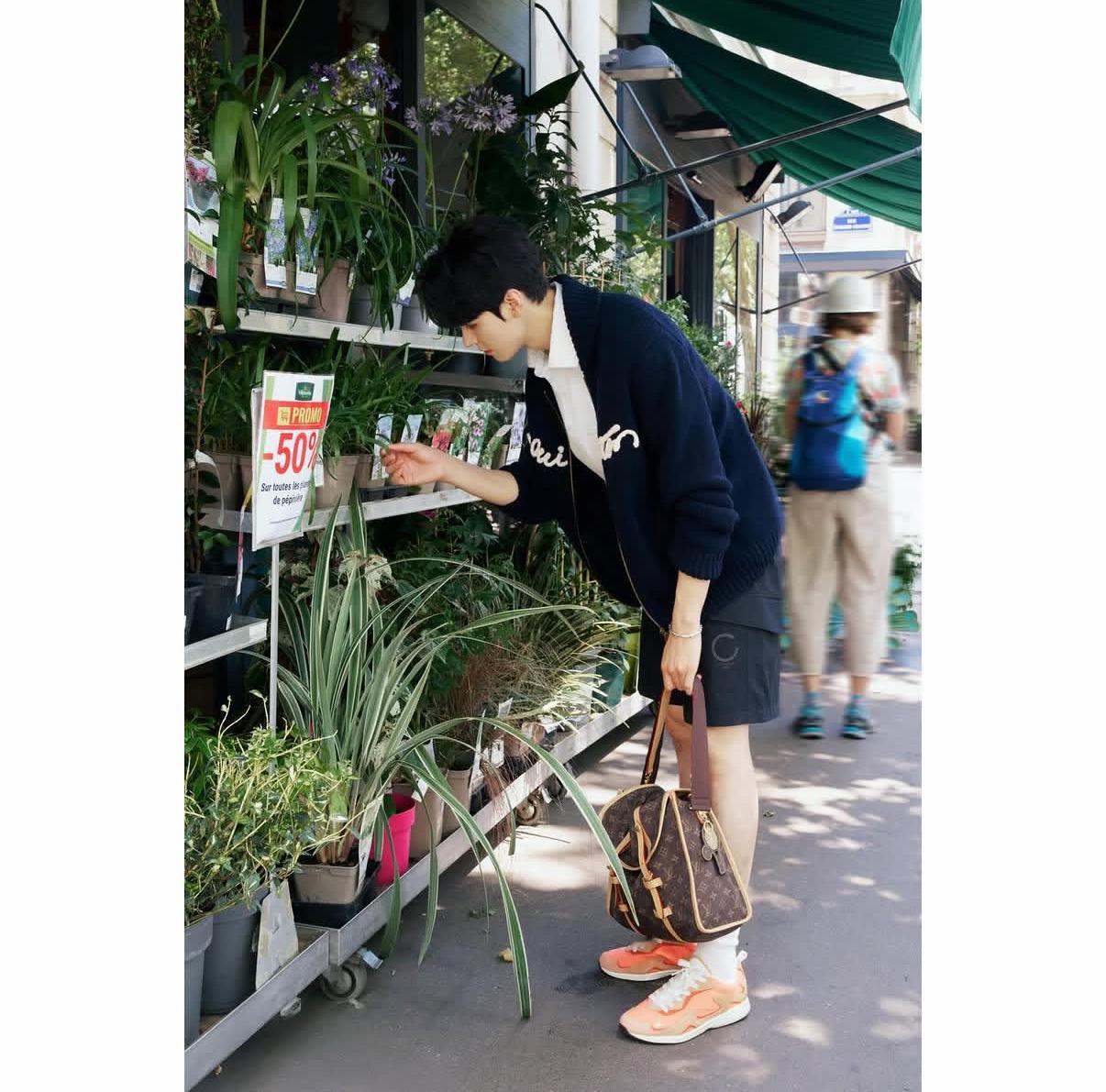 龚老师ins更新文案“WanderingthroughParis,effo