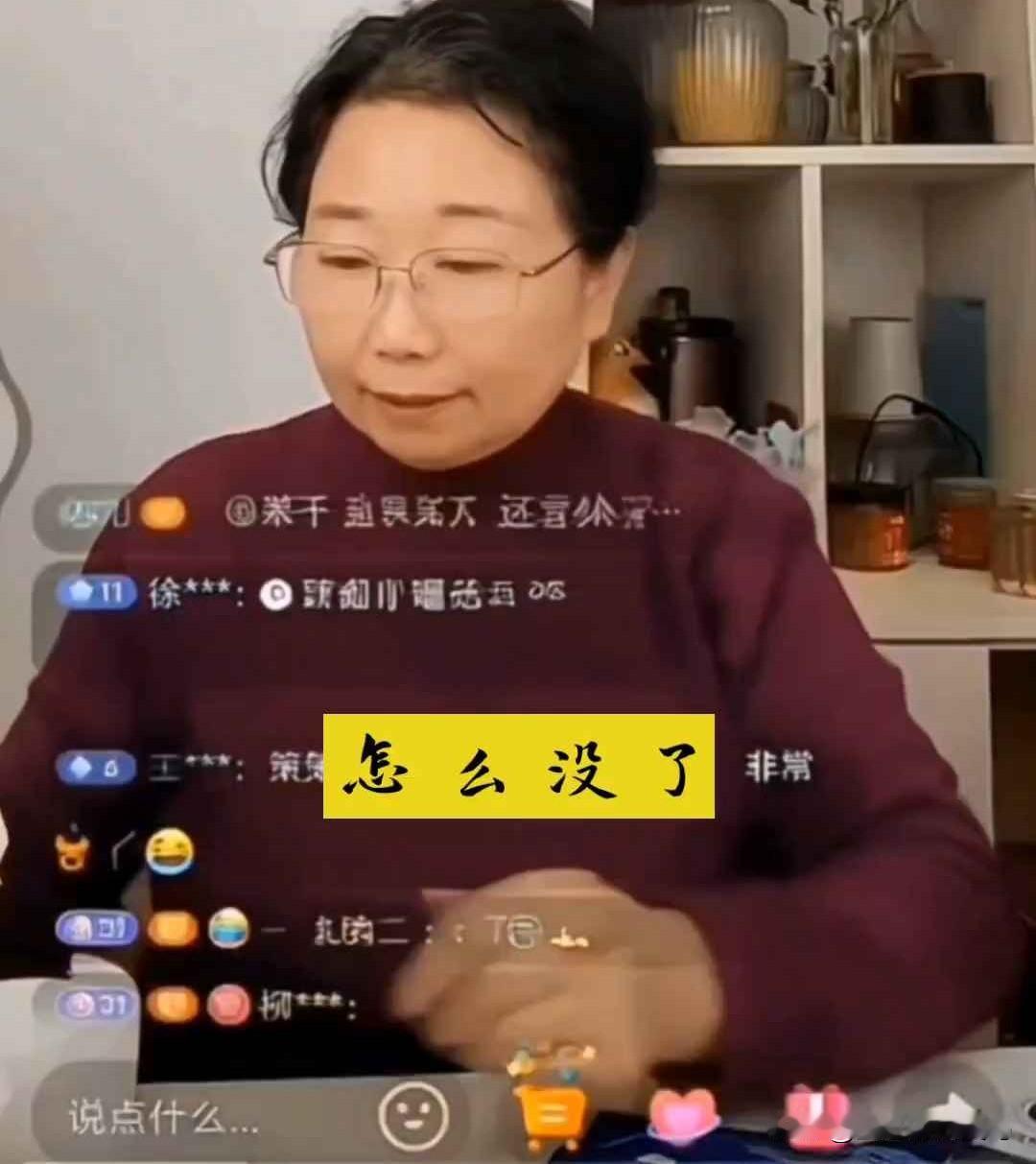 杜大娘带货卖纸巾时尴尬的模样，让人“心疼”三秒。正介绍得有声有色，网友说“纸巾