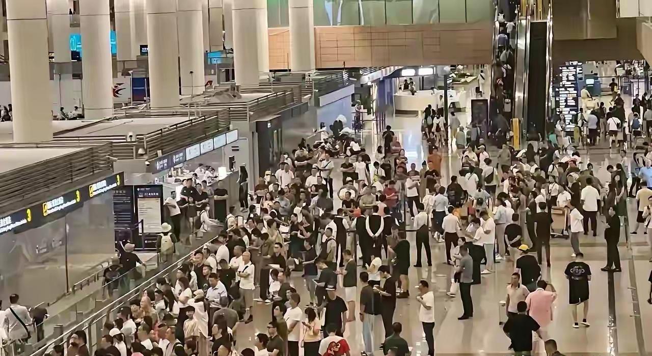 昨夜的上海浦东机场，好多人这辈子都忘不了。领空说关就关的那一刻，天上的飞机