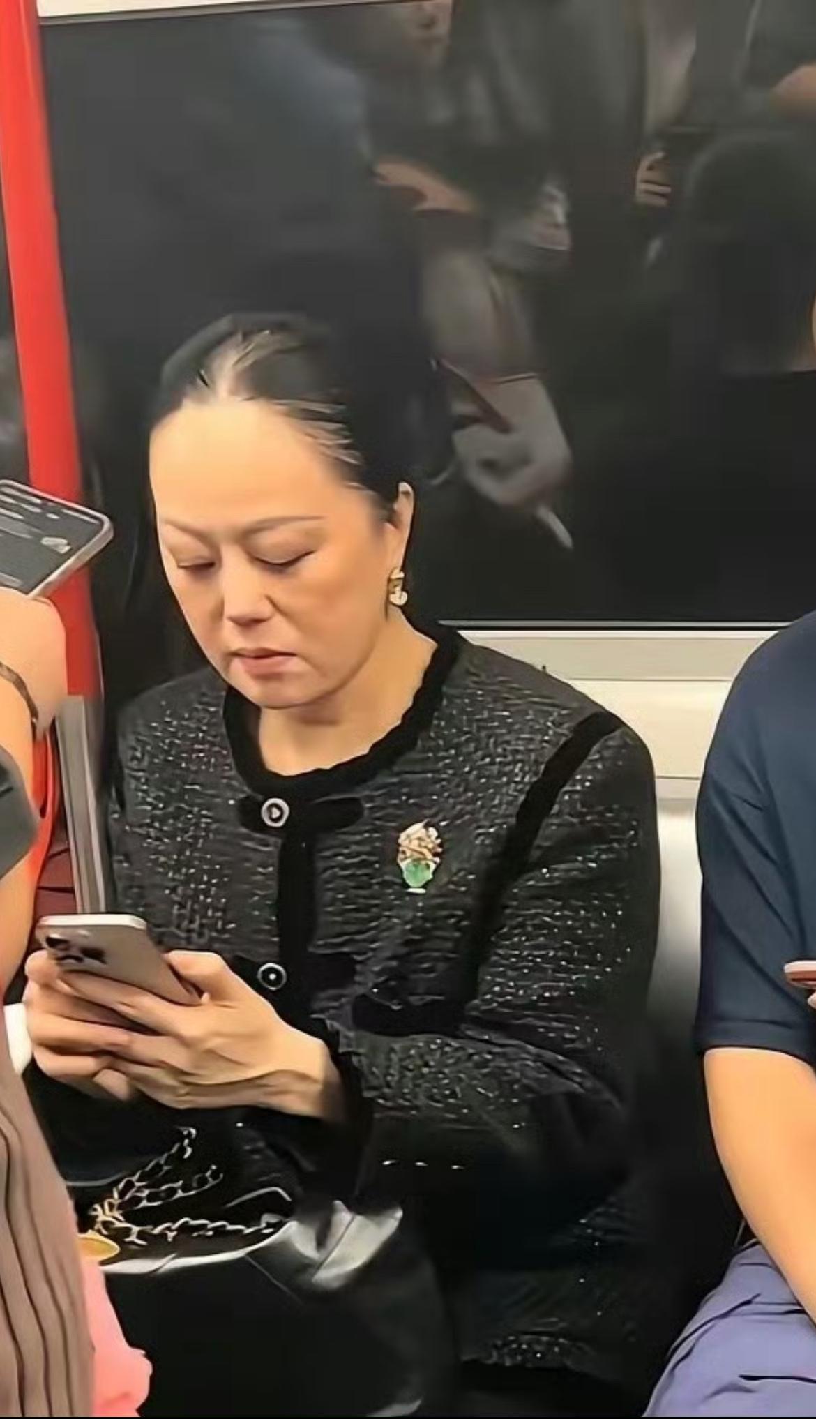 62岁的章小蕙在香港挤地铁被偶遇，如果不是她爱穿的香奈儿和耳饰，还真认不出这是被