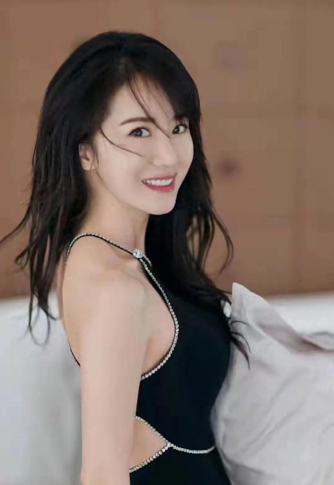 李念的黑色吊带写真！从《蜗居》里的海藻到如今霸气的时尚大女主，李念这些年的蜕变真