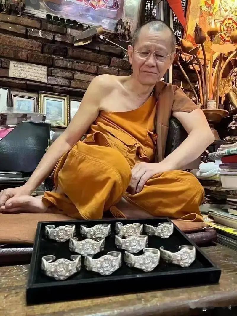 鹪鹩巢林不过一枝，鼹鼠河饮，不过满腹。身居七尺，日食不过一升；家有万间，夜卧不过