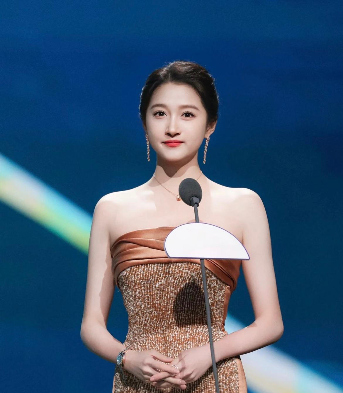 我就说，关晓彤怎么这么不对劲。为什么8年了还不结婚。原来，关晓彤最爱的还是工作