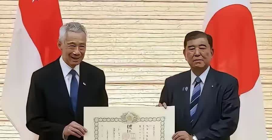93阅兵这个关键节点上，李显龙为什么选择接受日本勋章，我们邀请李在明的时候，李在