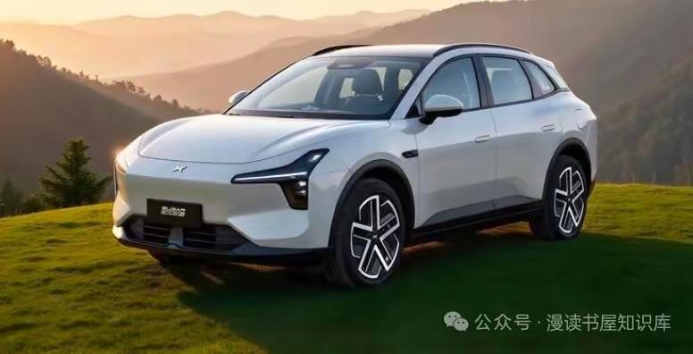 小鹏MONAM05谍照来了，前脸车灯和车尾车灯一看就是小鹏MONA出品，并配有